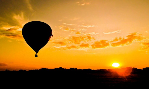 fotka zľavy Hľadáte zážitkový darček pre vašich blízkych? Alebo sami chcete zažiť niečo dobrodružné? Vyskúšajte let balónom a pozrite si svet z vtáčej perspektívy!